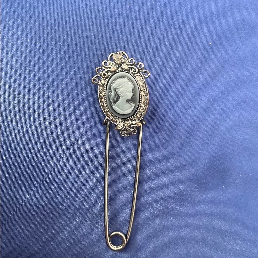Elegant Silver Cameo Brooch - Picture 2 of 4